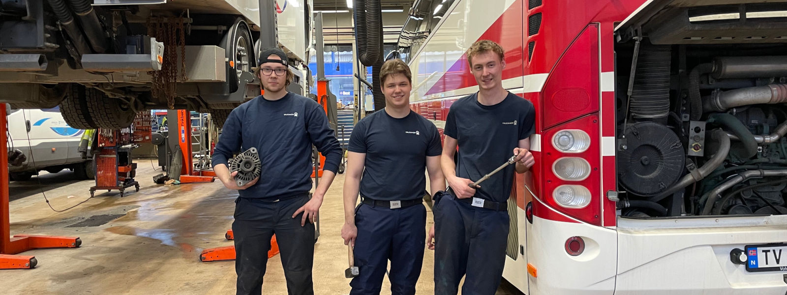 Lærlingar i bilfaget tunge køyretøy hos Trucknor Firda - bok-sfj.no