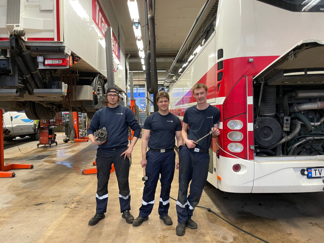 Lærlingar i bilfaget tunge køyretøy hos Trucknor Firda - bok-sfj.no