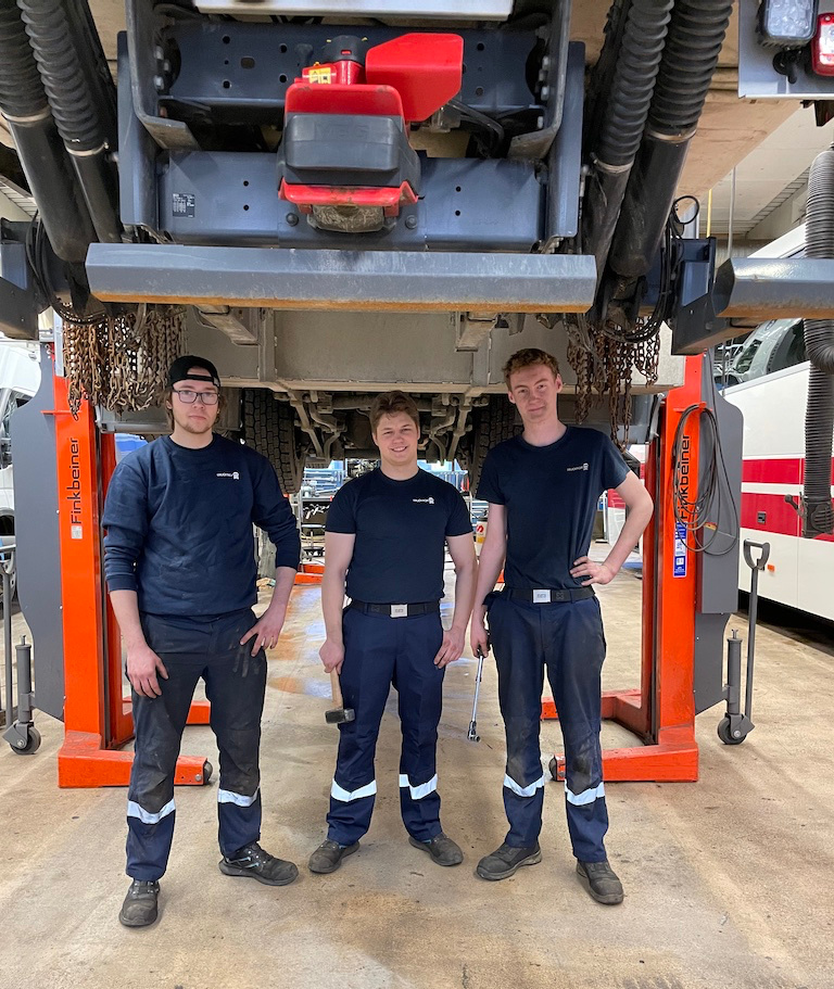 Lærlingar i bilfaget tunge køyretøy hos Trucknor Firda - bok-sfj.no